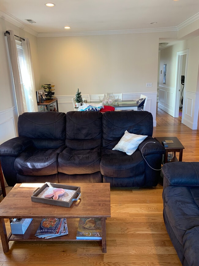 Building Photo - 212 L St