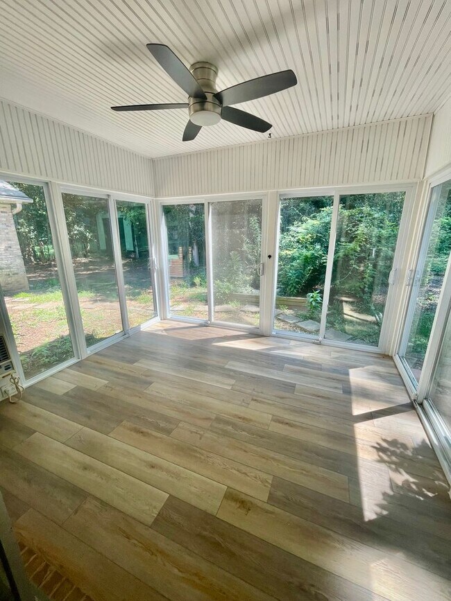 Building Photo - Welcome to the Classic 3 bedroom 1 1/2 bat...