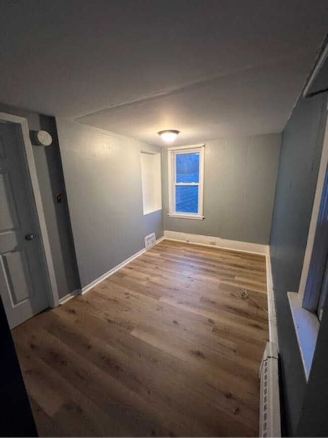 Building Photo - Available soon! 4 Bed 1.5 Bath Single family home!