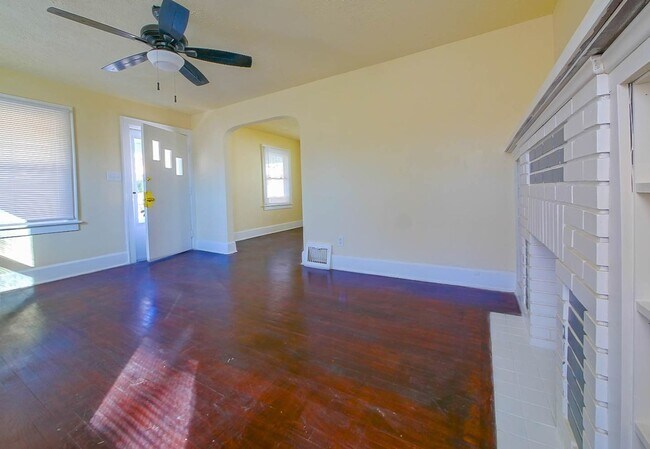 Building Photo - GREAT HOUSE ON BEAUTIFUL STREET GOODYEAR HEIGHTS