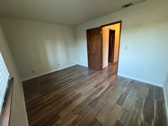 Building Photo - Beautifully spacious 3 bedroom 2 bath home...