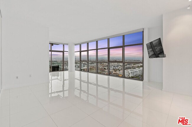 Building Photo - 13700 Marina Pointe Dr