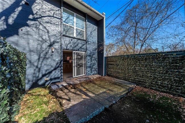 Building Photo - 3820 Southway Dr