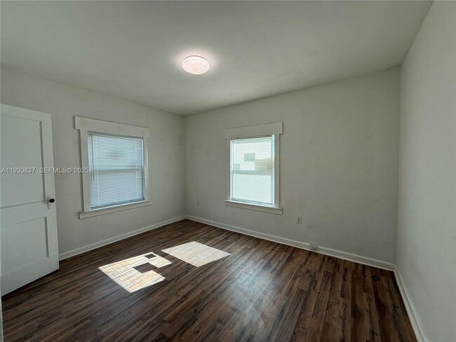 Building Photo - 816 5th St