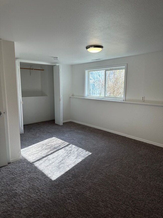 Building Photo - 2 bedroom | 1 bathroom | Single Family | B...