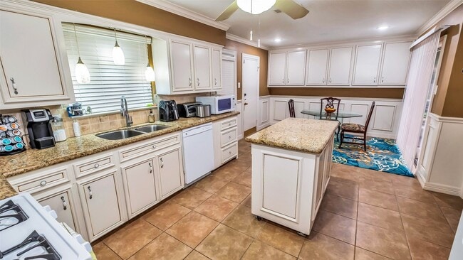 Building Photo - 7919 Montglen Dr