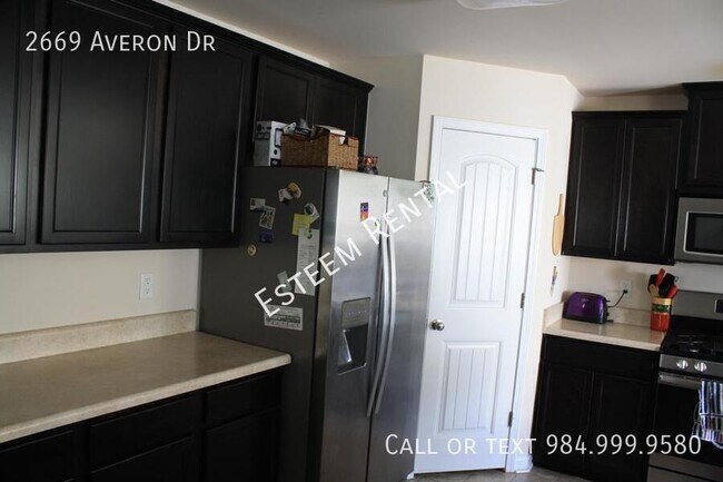Building Photo - 2669 Averon Dr