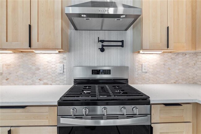 Building Photo - 2727 W Chestnut St