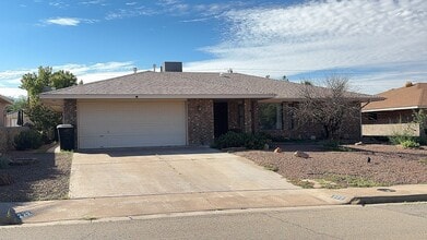 Building Photo - Spacious 3 bedroom 2 bath with Large Backyard