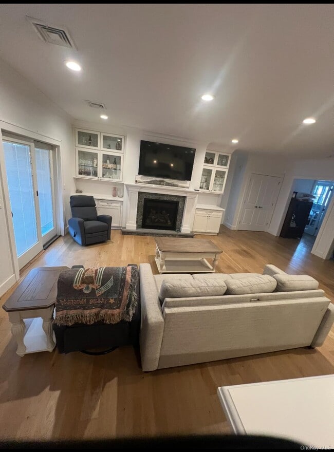 Building Photo - 69 S Bay Ave