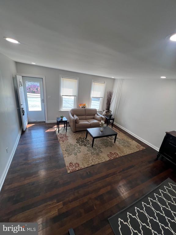 Building Photo - 1731 W 6th St