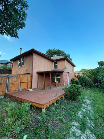 Building Photo - Room in House on Bandera St