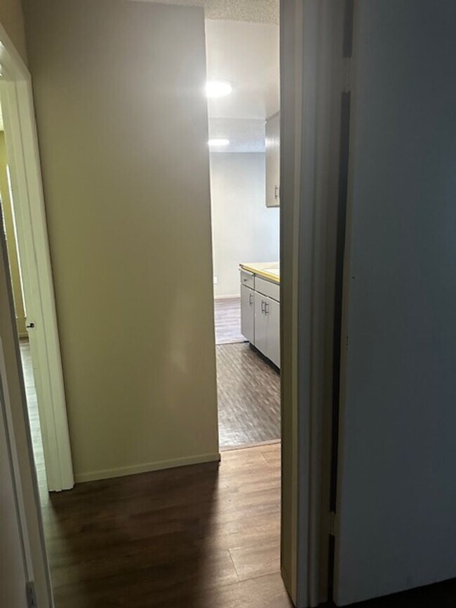 Building Photo - 2 bedroom & 1 bath condo in a parklike set...