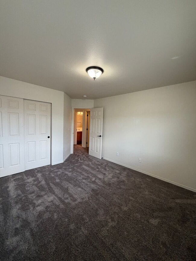 Building Photo - 4244 Edgewater Blvd NE