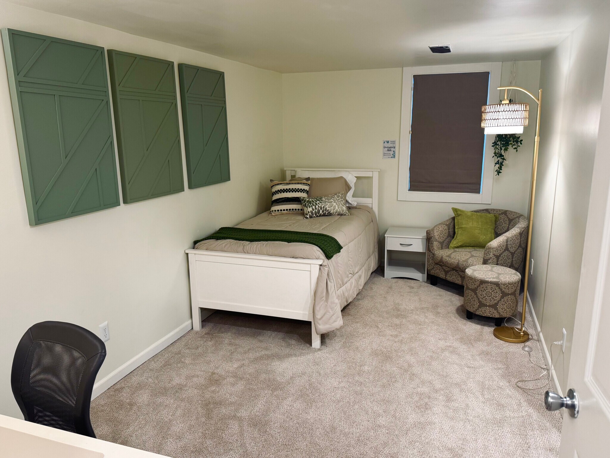 Gateway Room - Twin Bed (photo 1) - 11116 Kensington Ave