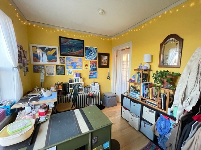 Building Photo - AVAILABLE JUNE - Spacious 6 Bed 1.5 Bath Home near Campus