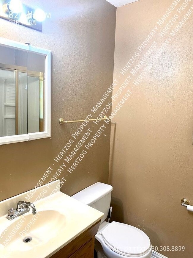 Building Photo - 820 N Elm-