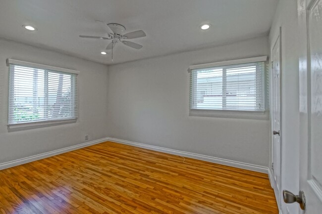Building Photo - CHARMING, BRIGHT & AIRY HOME ON LARGE CORN...