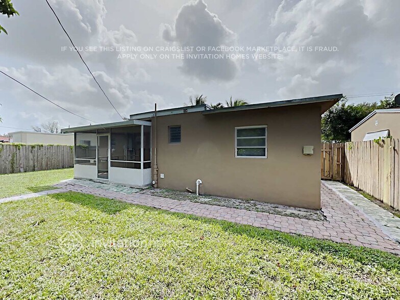 Building Photo - 231 NE 169th St