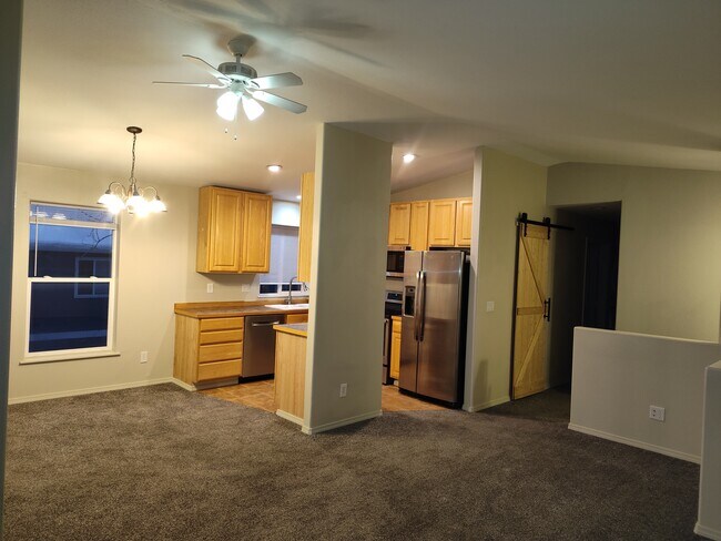 Building Photo - Costich Condo