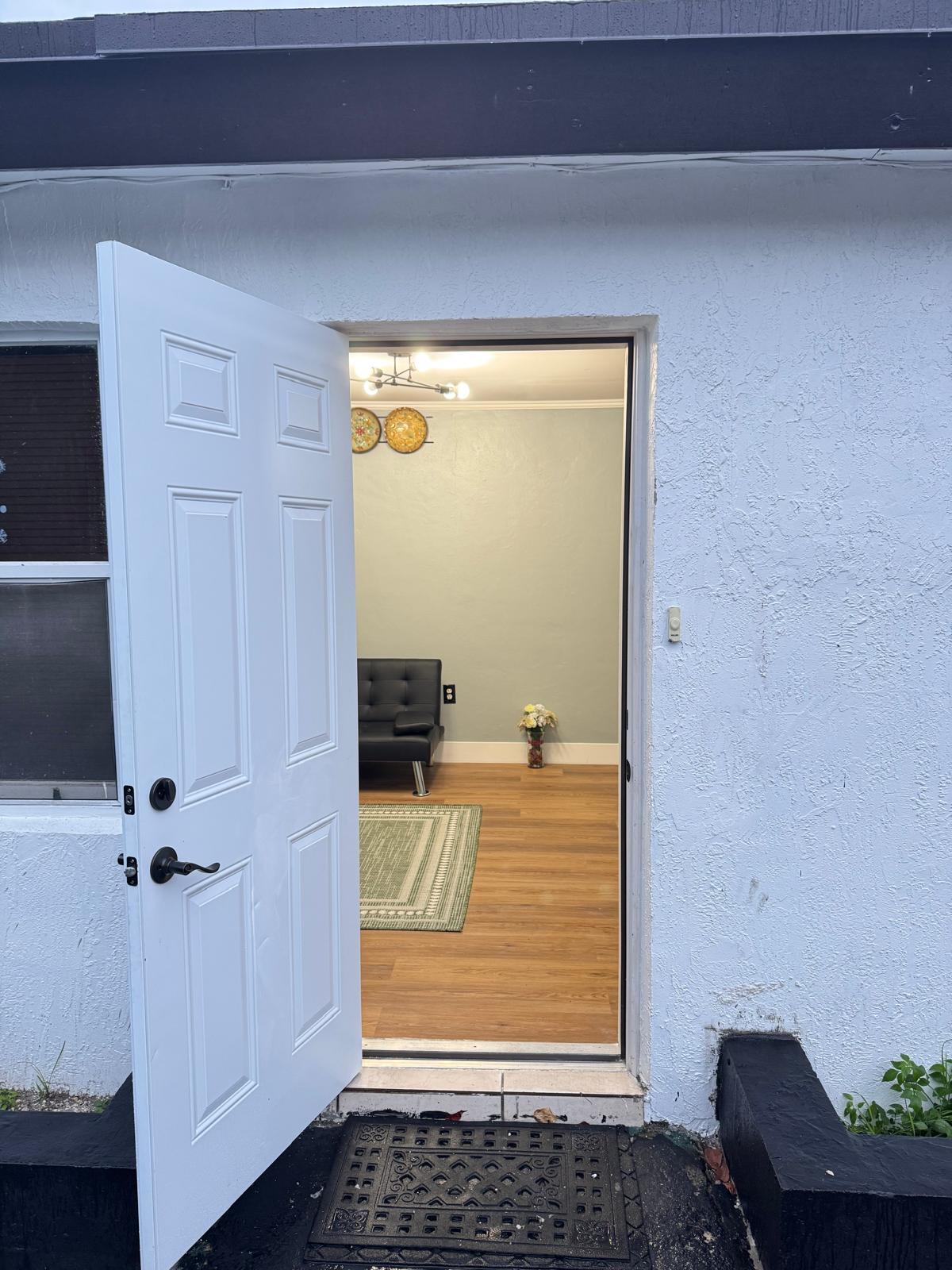 Building Photo - 414 N 60th Way