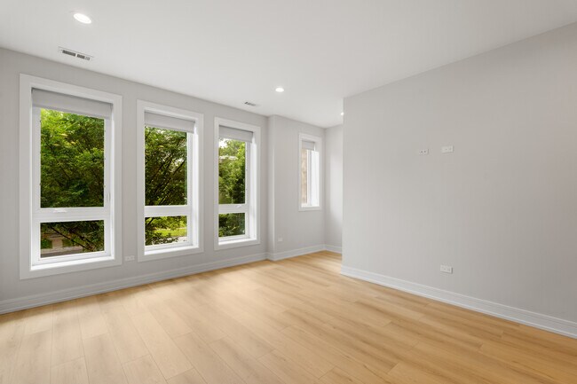 Building Photo - 5000 S Prairie Ave