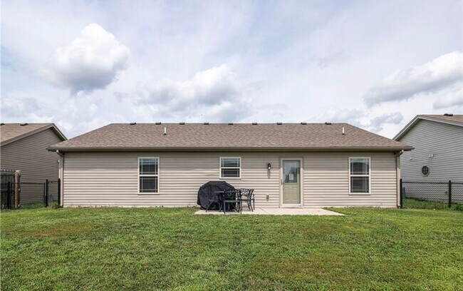 Building Photo - 3BR/2BA Home with Two Car Garage, Fenced B...
