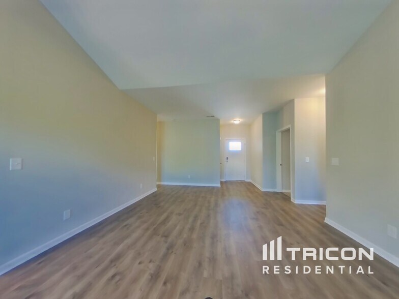 Building Photo - 746 W Coker Way