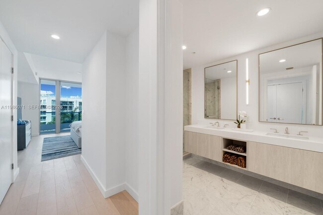 Building Photo - 9221 E Bay Harbor Dr