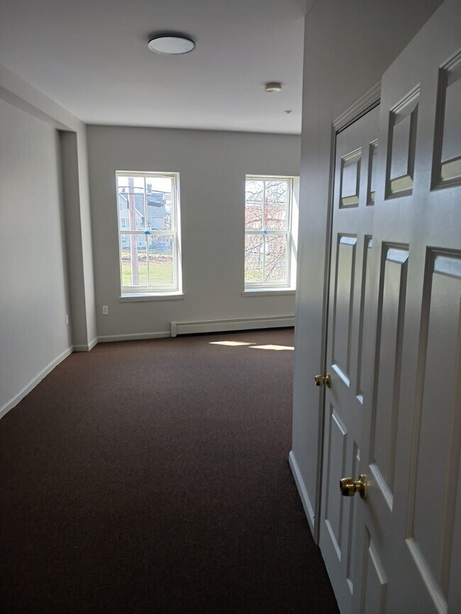 Building Photo - 588-612-612 E Main St