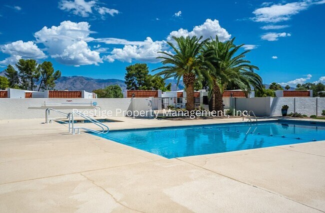 Building Photo - Beautiful Townhouse Overlooking The Golf C...