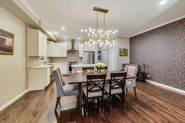 Building Photo - 1328 W Belmont Ave