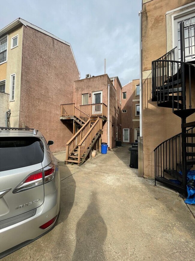 Building Photo - Modern  Bi-Level 1st Fl. 2 Bed, 2 Bath Nor...