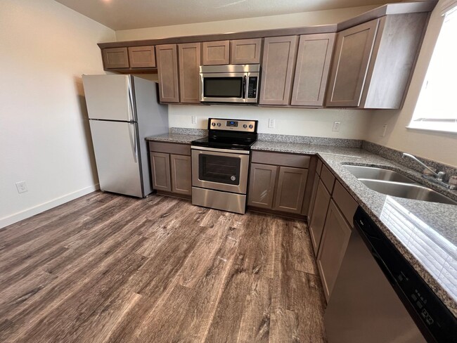 Building Photo - 3 Bedroom 2.5 Bathroom now available in Sp...