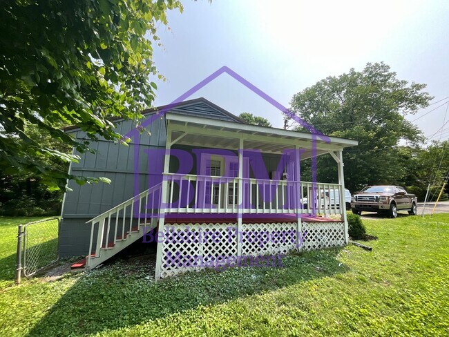 Building Photo - Freshly Updated 3 Bed, 1.5 Bath Home in Cl...