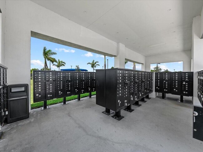 Building Photo - 5577 St Armands Way