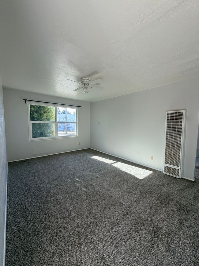 Building Photo - 402 E 18th St