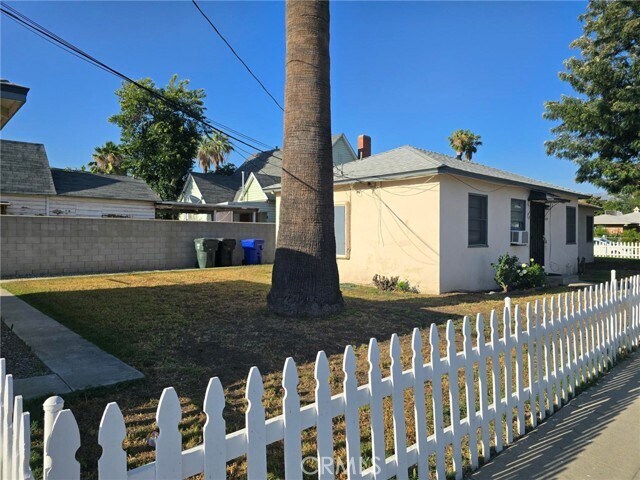 Building Photo - 260 W 18th St