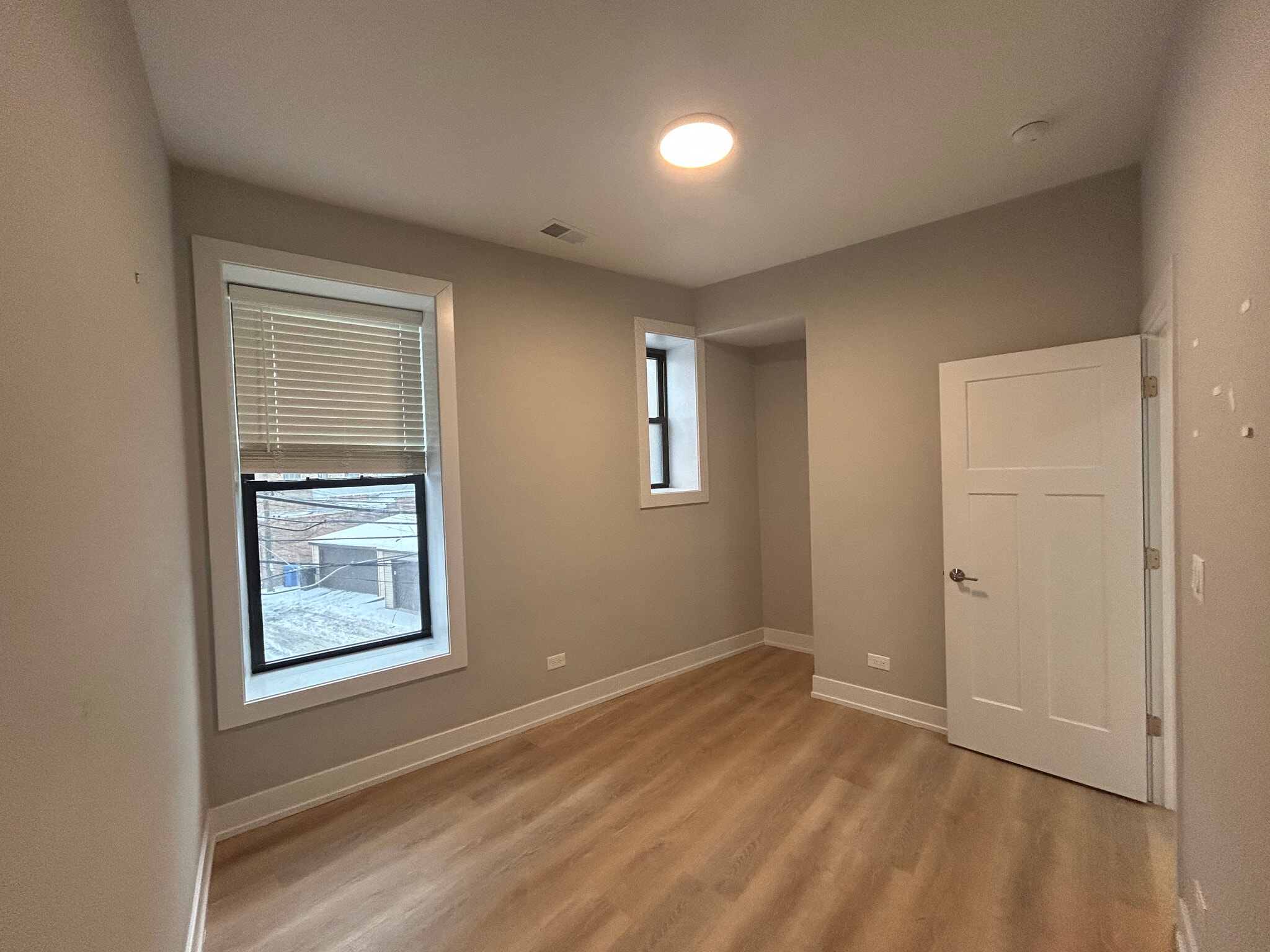 Building Photo - 423 W Belden Ave