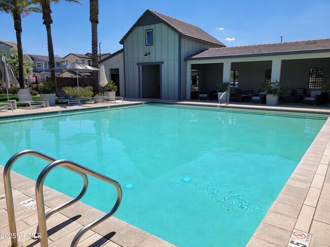 Building Photo - 2754 S Apache Dr