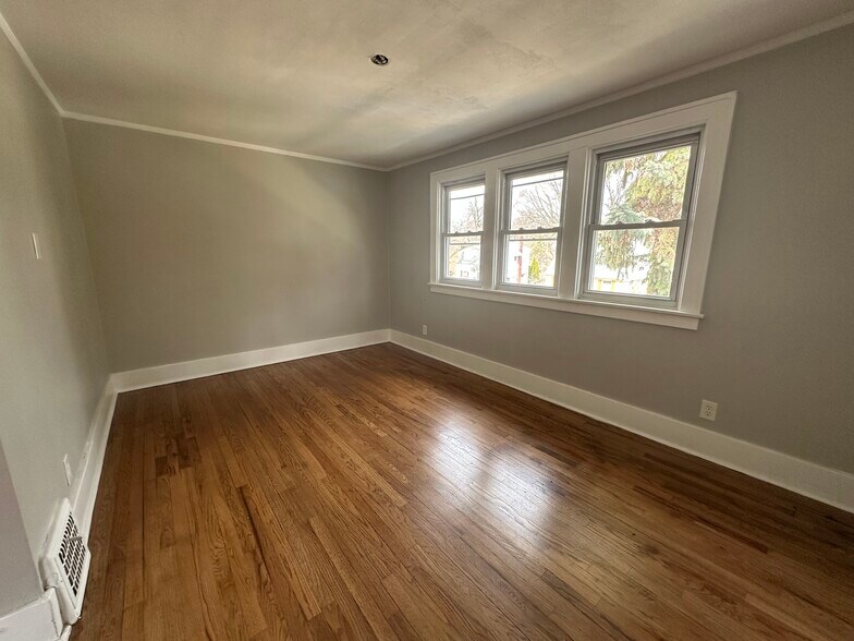 Building Photo - 318 Channing St