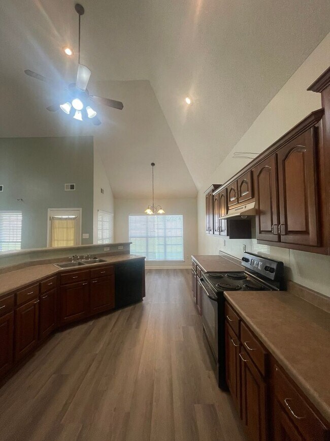 Building Photo - Available NOW in Snowden Grove Area!  3 BR...