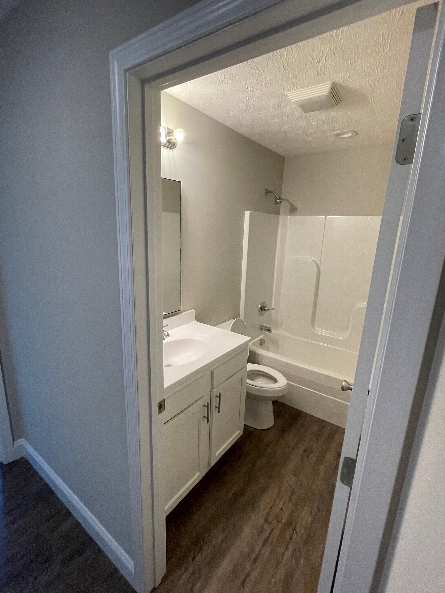 Building Photo - 1011 W 5th St