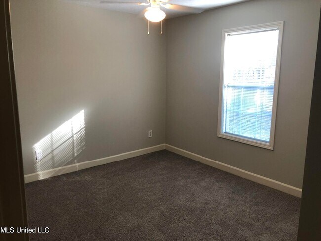 Building Photo - 313 S Place Dr