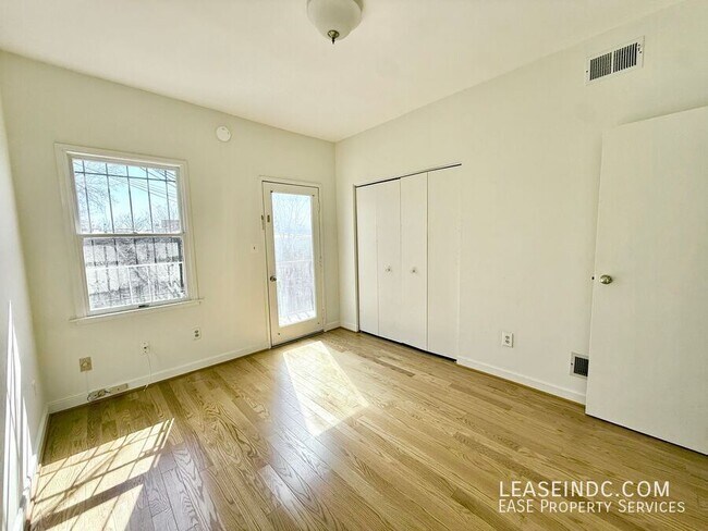 Building Photo - 1239 C St SE