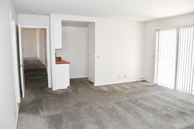 Building Photo - 522 E Collins Ave