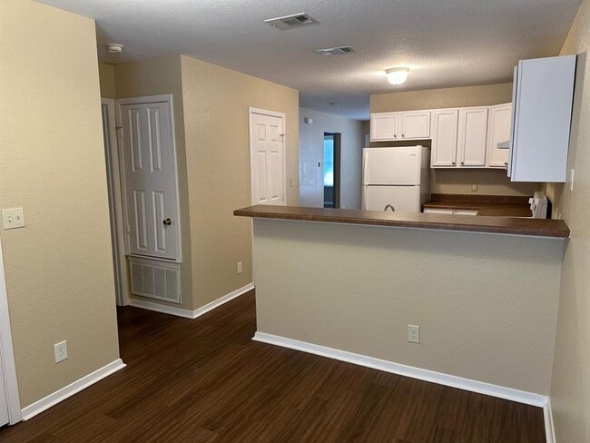 Building Photo - 2208 Katy Ln