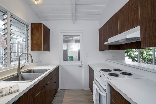 Building Photo - 735 Kapulena Loop