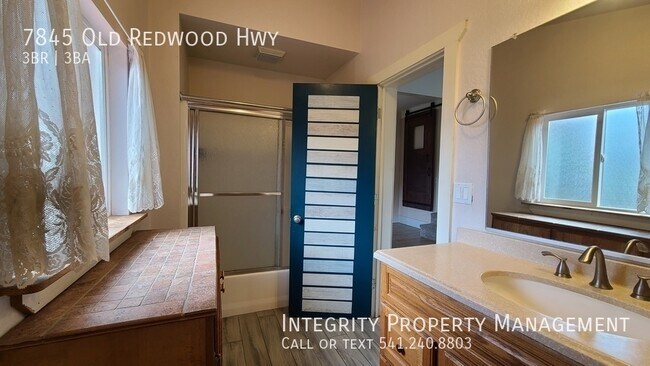 Building Photo - 7845 Old Redwood Hwy