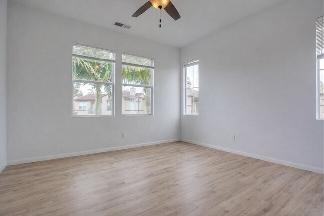 Building Photo - 634 Sumner Way